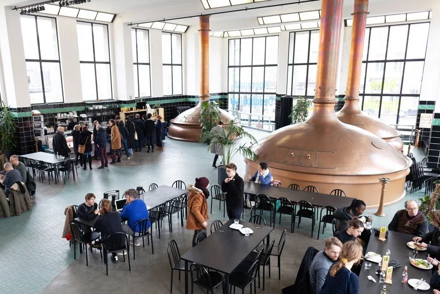 Restaurant bij Wiels: Combineer cultuur en lekker eten in een oude modernistische brouwerij